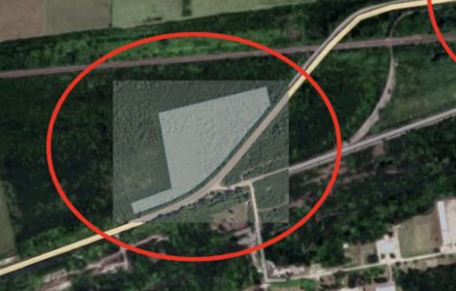 Satellite view of parcel 29.11.34.255 outlined between the airport road and the railway line